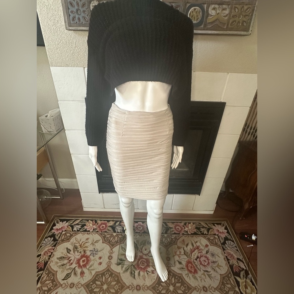 H&M Stretchable Beige Knee Length Skirt XS Waist 26” Length 20”